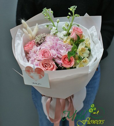 Букет с розовой гортензией и розами Фото 394x433